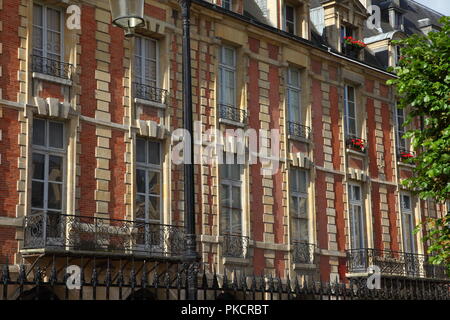 Schöne rote Fassaden der "Place des Vosges" in Paris, Frankreich Stockfoto