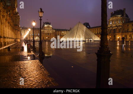 Louvre in Paris bei Nacht Stockfoto