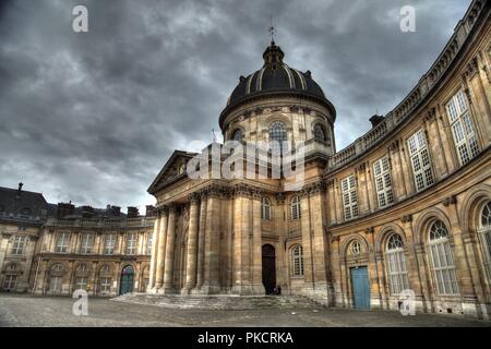 "Institut de France" in Paris (Französische Akademie der Wissenschaften). HDR bedeckt Foto. Stockfoto