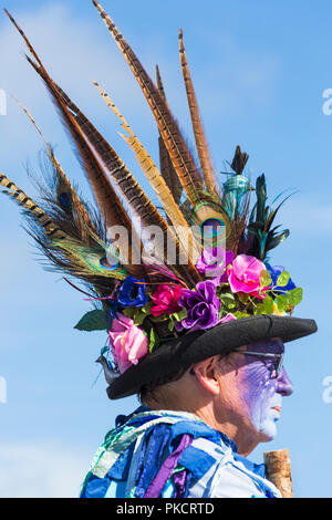 Morris Tänzerin, Mitglied des Exmoor Grenze Morris an der Swanage Folk Festival, Dorset Großbritannien auf einem schönen warmen sonnigen Tag im September 2018. Stockfoto