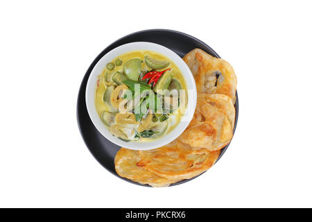 Fertig serviert von Roti, indisches Essen wie frittierte Mehl, mit Thailändisches Grünes Curry auf Hintergrund isoliert. Stockfoto