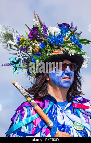 Morris Tänzerin, Mitglied des Exmoor Grenze Morris an der Swanage Folk Festival, Dorset Großbritannien auf einem schönen warmen sonnigen Tag im September 2018. Stockfoto