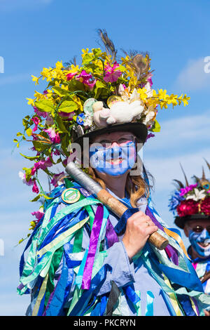 Morris Tänzerin, Mitglied des Exmoor Grenze Morris an der Swanage Folk Festival, Dorset Großbritannien auf einem schönen warmen sonnigen Tag im September 2018. Stockfoto