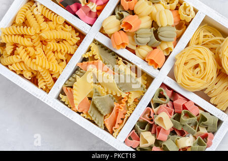 Vielfalt der Arten und Formen der italienischen Pasta. Stockfoto