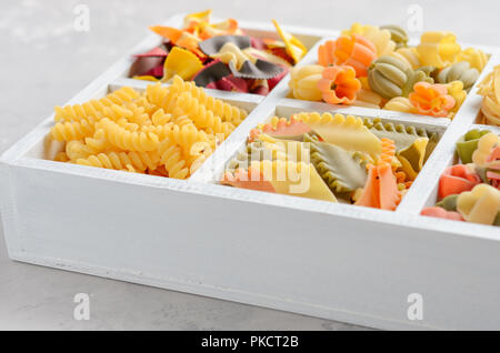 Vielfalt der Arten und Formen der italienischen Pasta. Stockfoto