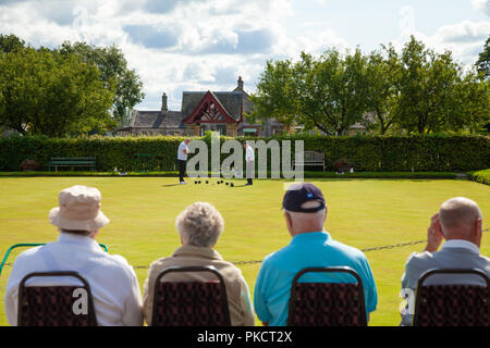 Leute, die ein Spiel der Krone grün Schüsseln in Dunmore Dorf Schottland. Stockfoto