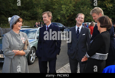 Der Herzog und die Herzogin von Northumberland mit ältester Sohn George Percy und die Herzöge Bruder Herrn James bei einem Besuch mit dem Prinzen von Wales zu Kielder Lachs- und Brutplatz, Wasser und Kielder Forest Park, in Northumberland. Stockfoto