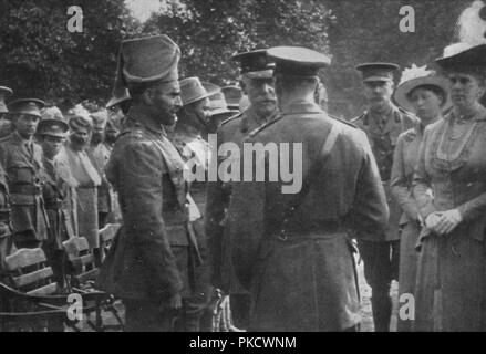 "S.m. King George V im Gespräch mit Sir Walter Lawrence und Mir Dast, V. C., 25. August 1915", (1939). Artist: Unbekannt. Stockfoto