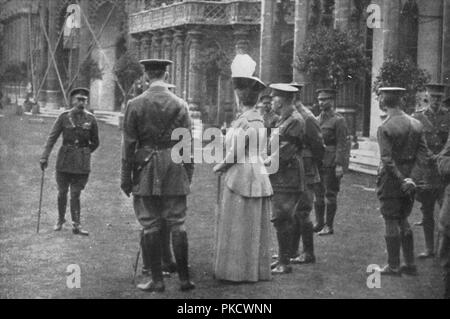 "S.m. King George V und Königin Mary auf der Östlichen Rasen, 25. August 1915, (1939). Artist: Unbekannt. Stockfoto