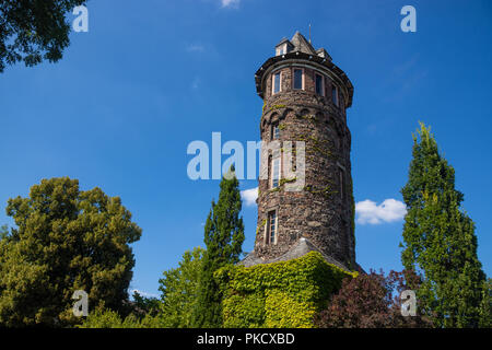 Ein alter Turm Gebäude neben dem Rhein entlang des Rheins Cycleway, Deutschland. Stockfoto