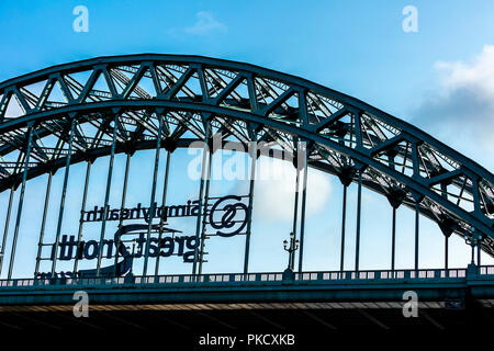 NEWCASTLE UPON TYNE, Großbritannien - 27 August 2018: Tyne Bridge entlang Tyne River, markanten architektonischen mit close-up Detail- und Surr Stockfoto