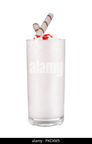 Milch Cocktail mit Topping, Sirup, Erdbeere, Berry, Kirsche, wafer Leitung isoliert weißer Hintergrund in ein hohes Glas und Schlagsahne, Seitenansicht Stockfoto