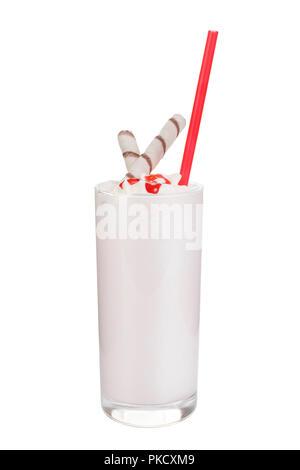 Milch Cocktail mit Topping, Sirup, Erdbeere, Berry, Kirsche, wafer Leitung, rot Stroh, isoliert weißer Hintergrund in ein hohes Glas und Schlagsahne, Seite Stockfoto