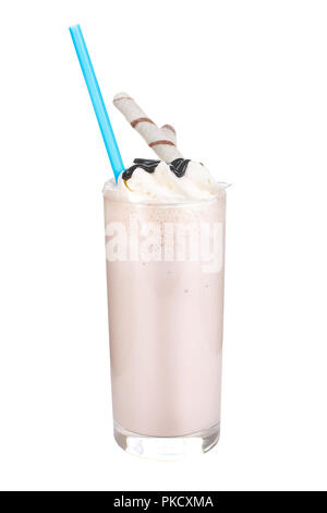 Milch Cocktail mit Topping, Schokolade Sirup, Wafer- Kanal, blau Stroh, isoliert weißer Hintergrund in ein hohes Glas und Schlagsahne, Seitenansicht Stockfoto