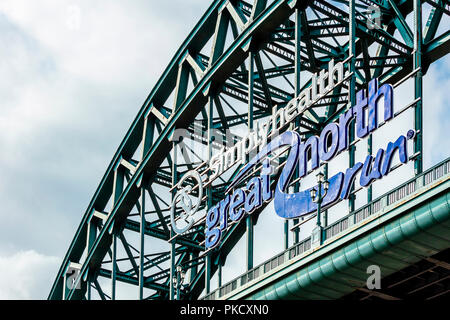 NEWCASTLE UPON TYNE, Großbritannien - 27 August 2018: Tyne Bridge entlang Tyne River, markanten architektonischen mit close-up Detail- und Surr Stockfoto