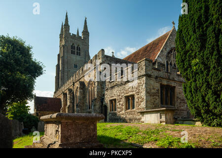 Sommer am Nachmittag in St. Mildred Kirche in Tenterden, Kent, England. Stockfoto