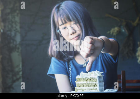 Schöne asiatische Frauen aufhören zu essen in der Zeit Gewichtskontrolle mit Diät essen. Farbton Stockfoto