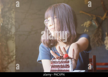 Schöne asiatische Frauen aufhören zu essen in der Zeit Gewichtskontrolle mit Diät essen. Stockfoto