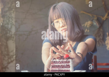 Schöne asiatische Frauen aufhören zu essen in der Zeit Gewichtskontrolle mit Diät essen. Stockfoto