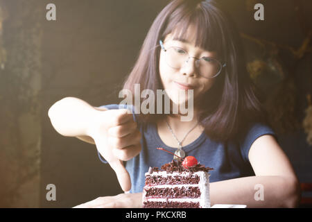 Schöne asiatische Frauen aufhören zu essen in der Zeit Gewichtskontrolle mit Diät essen. Stockfoto