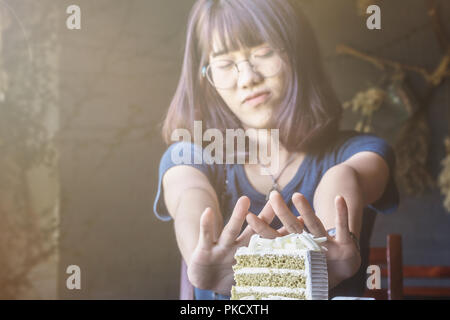 Schöne asiatische Frauen aufhören zu essen in der Zeit Gewichtskontrolle mit Diät essen. Farbton Stockfoto