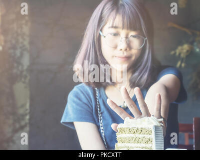 Schöne asiatische Frauen aufhören zu essen in der Zeit Gewichtskontrolle mit Diät essen. Farbton Stockfoto