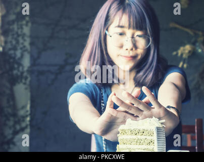 Schöne asiatische Frauen aufhören zu essen in der Zeit Gewichtskontrolle mit Diät essen Stockfoto