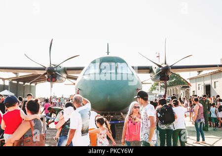 Campo Grande, Brasilien - September 09, 2018: Menschen bei der Military Air Base der Portoes Abertos Ala 5 zu besuchen. Veranstaltung für die Öffentlichkeit zugänglich. Airbus: 2806 Stockfoto