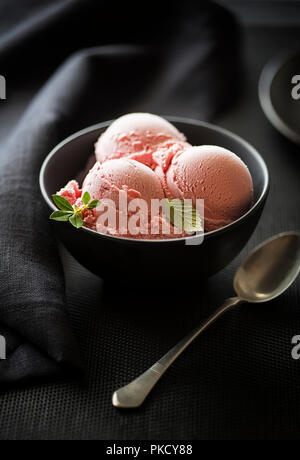 Hausgemachte Obst Eis Löffel in der Schüssel Stockfoto