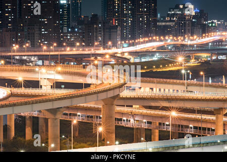 Auto Licht Spuren der Neuen Taipei Brücke - Besetzt Taipei Brücke nach Arbeitszeit Stockfoto