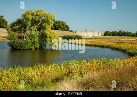 Am späten Nachmittag in Petworth, West Sussex, England. Petworth House in der Ferne. Stockfoto