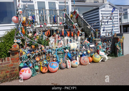 Vorderer Garten mit Objekten aus der Strand wieder eingerichtet. Bexhill-on-Sea, Großbritannien Stockfoto