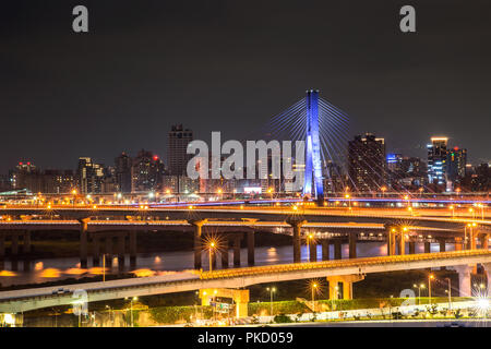 Auto Licht Spuren der Neuen Taipei Brücke - Besetzt Taipei Brücke nach Arbeitszeit Stockfoto