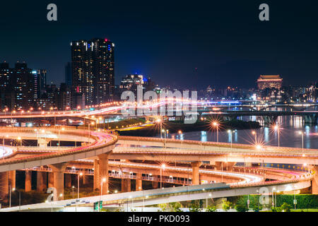 Auto Licht Spuren der Neuen Taipei Brücke - Besetzt Taipei Brücke nach Arbeitszeit Stockfoto