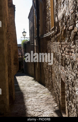 Anzeigen zwischen den Häusern in der Altstadt von Montepulciano, Val d'Orcia Toskana Italien Europa EU Stockfoto