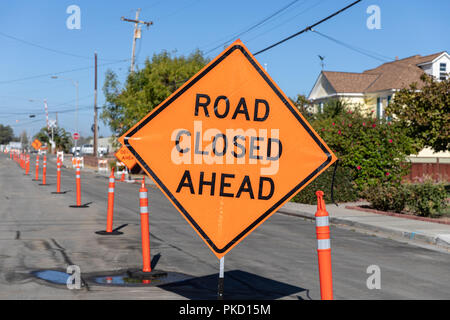 Road Closed Ahead, Schild; Santa Clara County, Kalifornien, USA Stockfoto