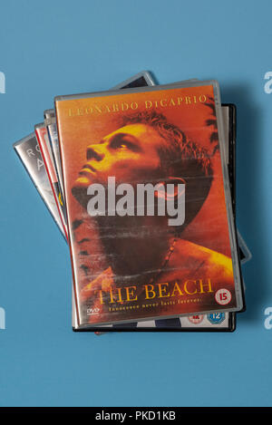 DVD Der Film 'The Beach' in einem Fall mit Kunstwerken. Stockfoto