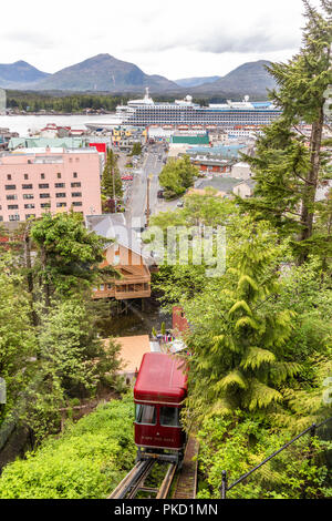 Der Blick auf den Hafen von Cape Fox Lodge an der Oberseite des Cape Fox Hill - Creek Street Standseilbahn (als "Straßenbahn" bekannt) in Ketchikan, Alaska, USA Stockfoto