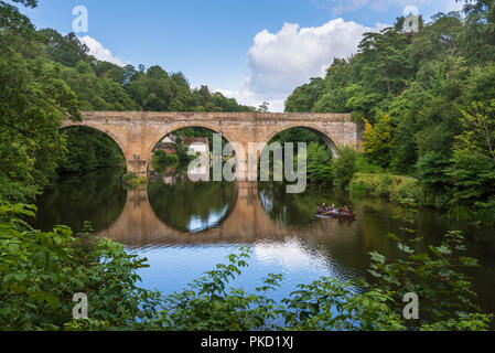 Vorbiegungen Brücke über den Fluss in Durham England Verschleiß Stockfoto