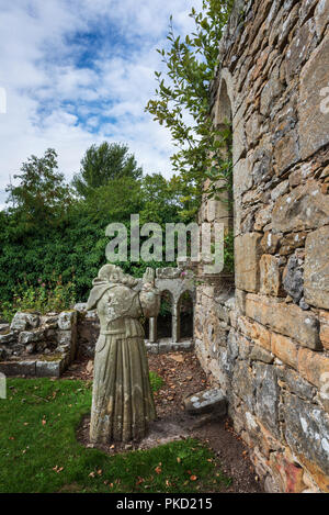 Betende Mönch Skulptur in Hulne Priorat manchmal genannt Hulne Abtei in Hulne Park Alnwick Northumberland Stockfoto