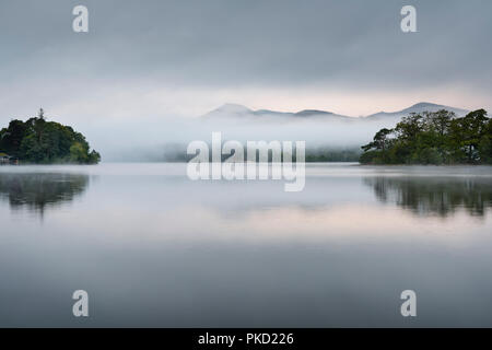 Causey Pike Reflexion in einem nebelhaften Ruhe Derwent Water an einem herbstmorgen in der Nähe von Keswick im englischen Lake District, Cumbria Stockfoto