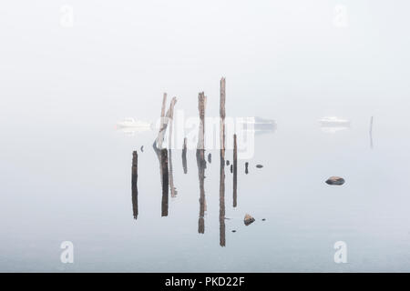 Dichten Nebel verdeckt Steg und den Booten auf Derwent Water in der Nähe von Keswick im englischen Lake District, Cumbria Stockfoto