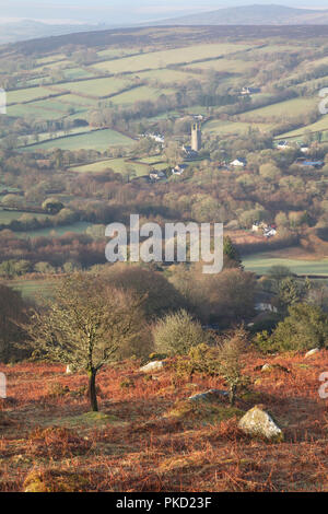 Blick von Bell Tor in Richtung Widecombe Dorf auf Dartmoor in Devon Stockfoto