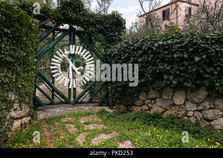 Interessante Holz- Green White Garden Gate in Kroatien (Insel Cres) Stockfoto