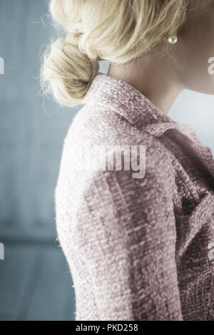 Vintage Frau in rosa Jacke Stockfoto