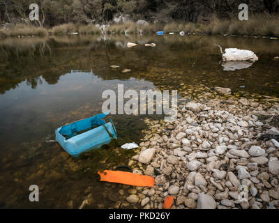 Müll in einem kleinen Teich in der Nähe von Plat auf der Insel Cres, Kroatien Stockfoto