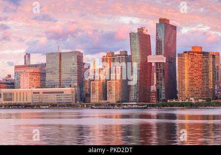 Blick auf die Skyline von Manhattan vom Long Island City bei Sonnenaufgang, diesem Bereich entlang des East River in Queens ist bekannt für seine herrliche Aussicht auf Manhattan. Stockfoto