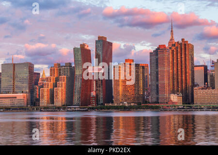 Blick auf die Skyline von Manhattan vom Long Island City bei Sonnenaufgang, diesem Bereich entlang des East River in Queens ist bekannt für seine herrliche Aussicht auf Manhattan. Stockfoto