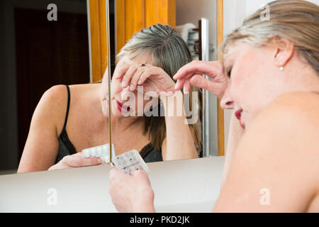 Frau Pillen nehmen Stockfoto