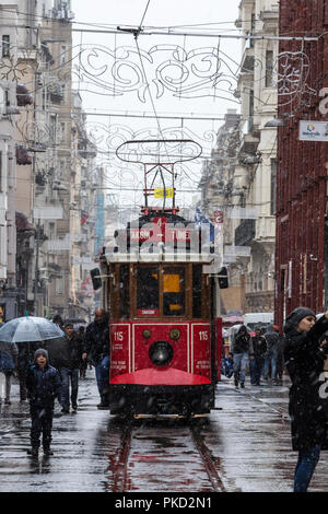 ISTANBUL, Türkei - 30. Dezember 2015: Schneesturm über eine Straßenbahn auf der Istiklal Straße, Fußgängerzone von Istanbul, Türkei. Die Istiklal ist das wichtigste pedes Stockfoto